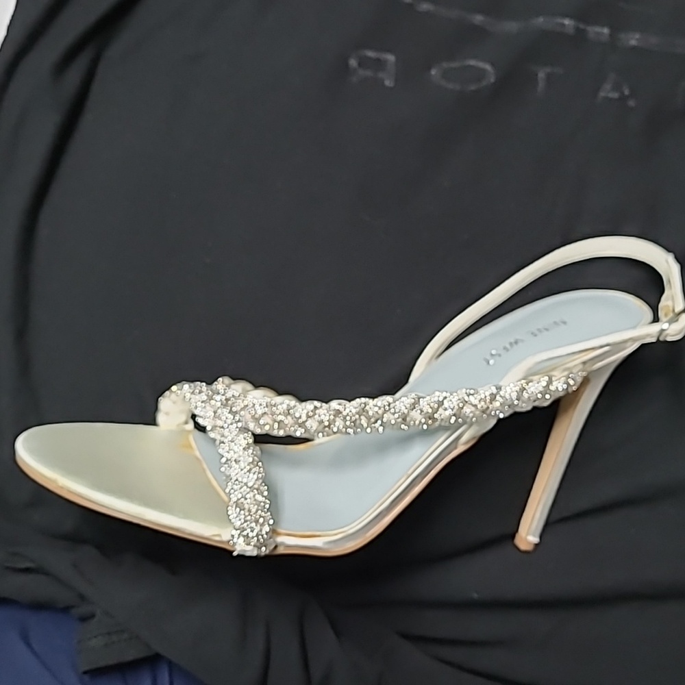 Nine west size 11 Ivory Tiffed crystal sandal